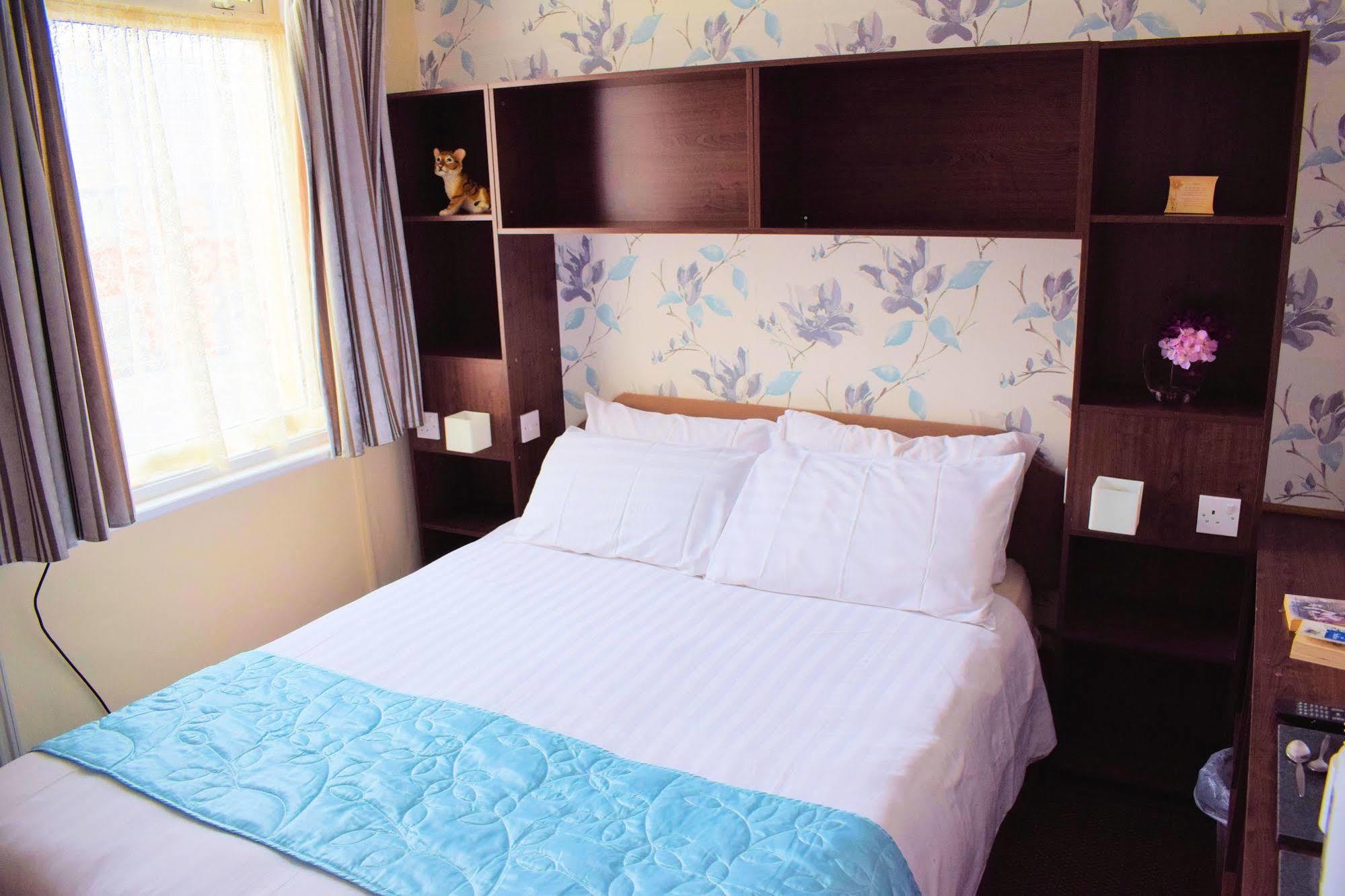The Clarendon Showtel - Blackpool — Photos 1